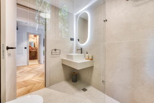 Golden Niche Apartment
