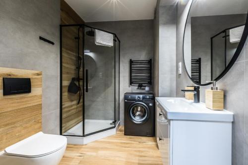 Un baño con lavadora y lavadora. en Apartament Ski Arena Spa, en Białka Tatrzanska
