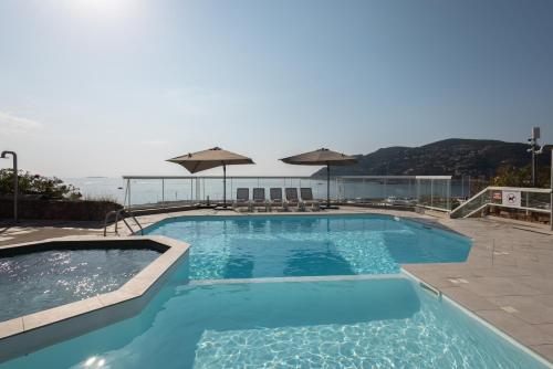 une piscine au sommet d'un immeuble dans l'établissement Riviera Beach Hotel, à Mandelieu-la-Napoule