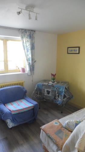 un salon avec un canapé et une table dans l'établissement Eole, à Saint-Malo