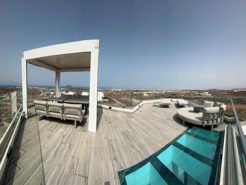 taras na dachu z widokiem na miasto w obiekcie Villa Poseidon Corralejo with Private Heated Pool, Sauna and Stunning Volcano Views by Amazzzing Travel w Corralejo