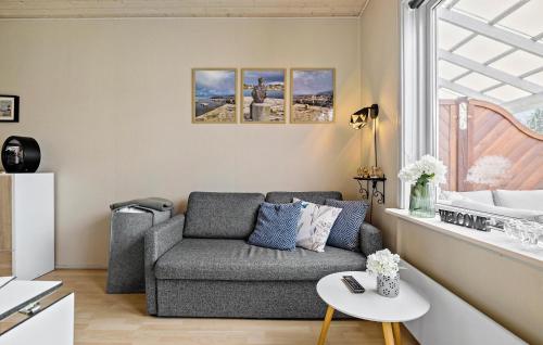 Ruang duduk di Stunning Apartment In Nexø With Sauna