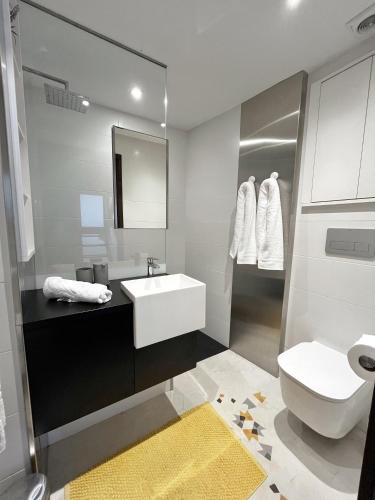 a bathroom with a sink and a toilet at CASA DOS PEIXIÑOS Pontesampaio in Pontevedra