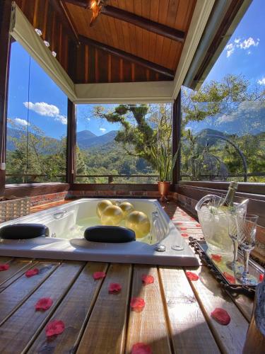 Pemandangan gunung umum atau pemandangan gunung yang diambil dari lodge