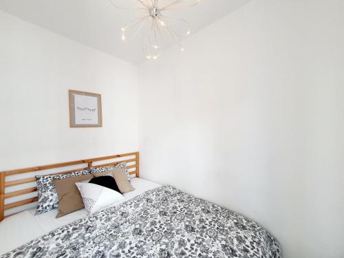 une chambre avec un lit et un lustre dans l'établissement Sunrise Apart V, à Władysławowo