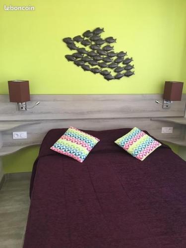 un lit avec deux oreillers dessus dans l'établissement Maeva clubhotel ST Raphael, à Saint-Raphaël