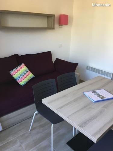 un salon avec une table et un canapé dans l'établissement Maeva clubhotel ST Raphael, à Saint-Raphaël