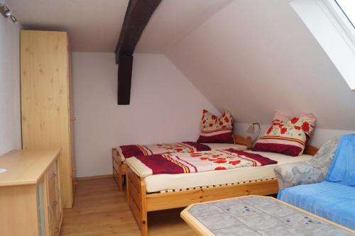 Habitación con 2 camas individuales y sofá en Alte Schule, en Bad Wildungen