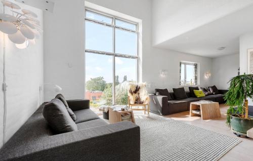 Posezení v ubytování 3 Bedroom Awesome Home In Grenaa