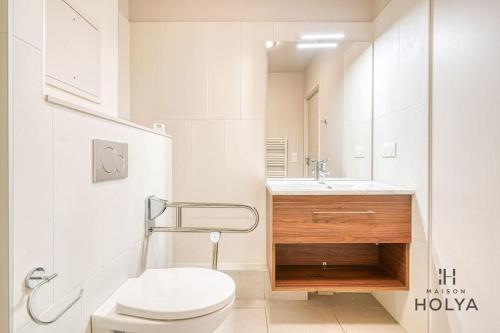 une salle de bain blanche avec des toilettes et un lavabo dans l'établissement Le Panorama - À deux pas de Paris - 367B, à Issy-les-Moulineaux