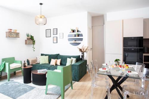 un salon avec un canapé vert et une table dans l'établissement L52 2BDR Massena central, 2 min from the beach AC, à Nice