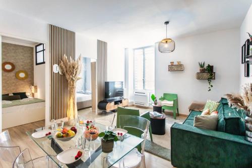 L52 2BDR Massena central, 2 min from the beach AC