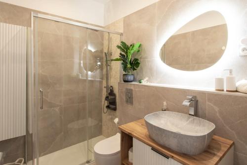 une salle de bain avec un lavabo et une douche dans l'établissement L52 2BDR Massena central, 2 min from the beach AC, à Nice