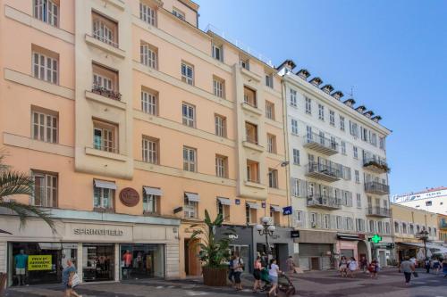 L52 Staywizus - 2BDR Massena central, 2 min from the beach AC