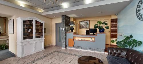 un salon avec un canapé et une cheminée dans l'établissement Hôtel du Palais, à Évian-les-Bains