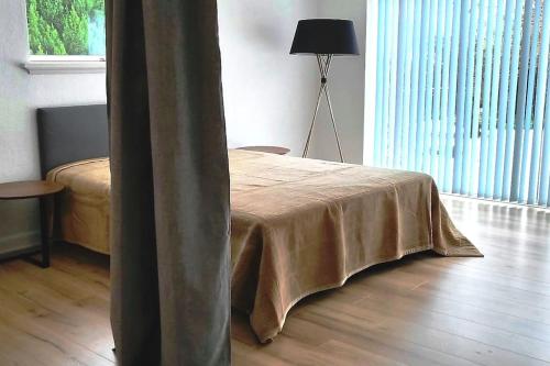 une chambre avec un lit avec une table et une fenêtre dans l'établissement Billund Centre Rica House,500m to Lego House, à Billund
