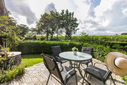 a patio with a table and chairs in a yard at Ferienwohnung Hof Krakebüll in Humptrup