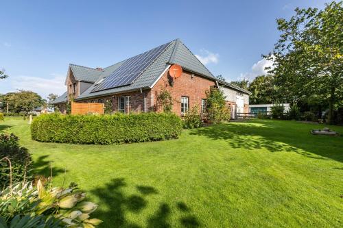 a house with a large yard in front of it at Ferienwohnung Hof Krakebüll in Humptrup