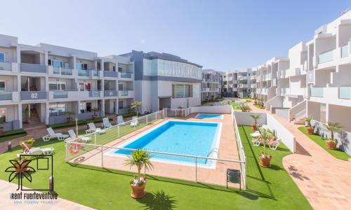 widok z powietrza na kompleks apartamentów z basenem w obiekcie Coral Sun Corralejo iRent Fuerteventura w Corralejo