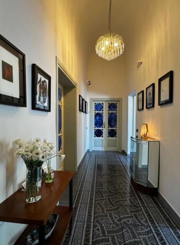 a hallway with a vase of flowers on a table at Le Muse in Pisa