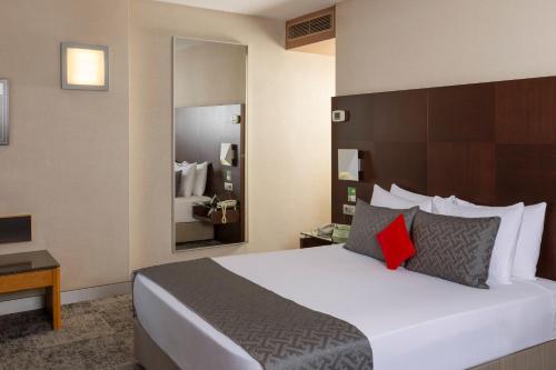 Postel nebo postele na pokoji v ubytování Nippon Hotel
