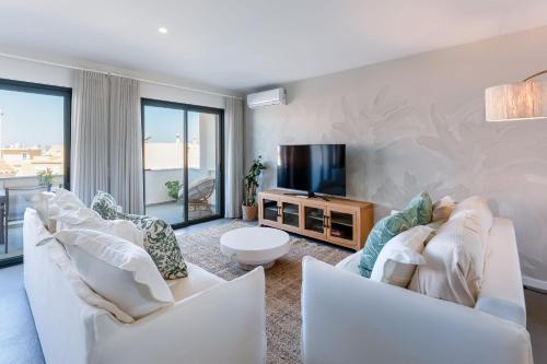 Modern 2 BDR Flat With Pool by LovelyStay