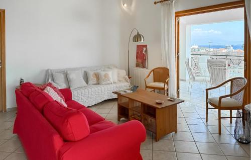 KariótikaにあるLovely Home In Kamari Xylokastroの赤いソファとテーブルのあるリビングルーム