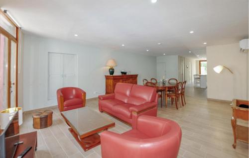 un salon avec des chaises rouges et une table dans l'établissement Cozy Home In Saint-Génis-Des-Fontaines, à Saint-Génis