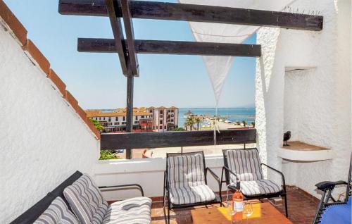 d'un balcon avec des chaises et une table offrant une vue sur l'océan. dans l'établissement Beautiful Apartment In Le Barcarès, au Barcarès