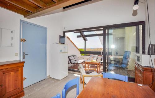 une cuisine et une salle à manger avec une table et des chaises dans l'établissement Beautiful Apartment In Le Barcarès, au Barcarès