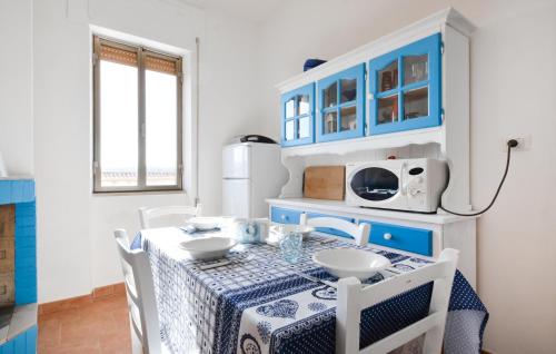 Dapur atau dapur kecil di 2 Bedroom Nice Apartment In Gonnesa