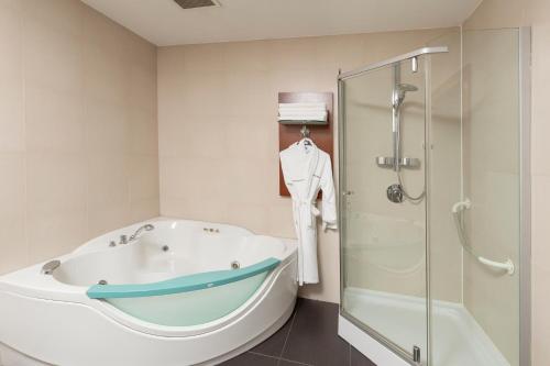 W łazience znajduje się wanna i prysznic. w obiekcie Nippon Hotel w Stambule