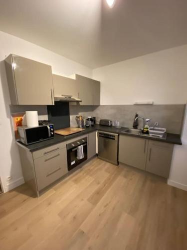Il comprend une cuisine équipée d'appareils en acier inoxydable et du parquet. dans l'établissement Au Sunrise T4, à Angoulême