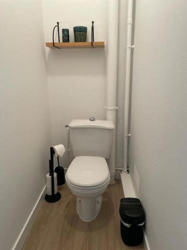 une salle de bain avec des toilettes blanches dans une chambre dans l'établissement Au Sunrise T4, à Angoulême