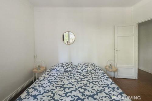 une chambre avec un lit et deux tables de nuit dans l'établissement Flexliving - room - Verdun, à Paris