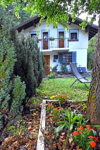 Κήπος έξω από το House By The River