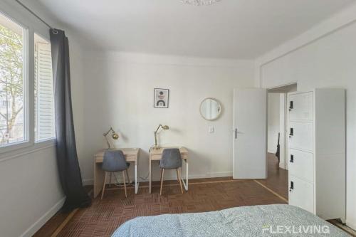 - une chambre avec une table, deux chaises et un lit dans l'établissement Chambre Paris 10 - Bail mobilité, à Paris