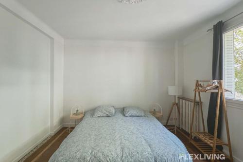 une chambre avec un lit dans une pièce blanche dans l'établissement Chambre Paris 10 - Bail mobilité, à Paris