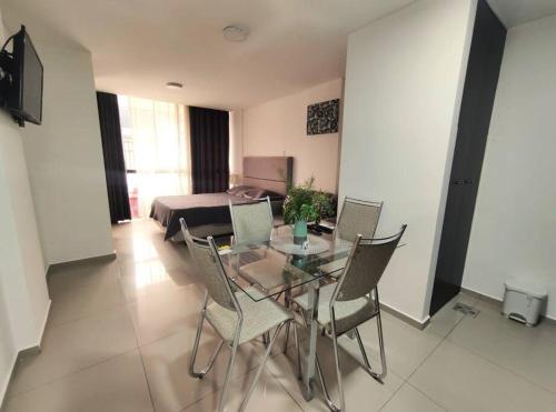 a dining room with a table and chairs and a bedroom at Departamento en Condominio Barak in Santa Cruz de la Sierra