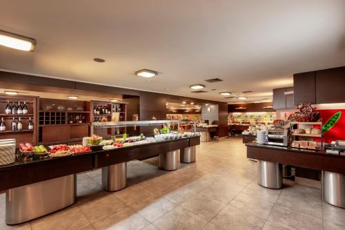 restauracja z bufetem z jedzeniem w obiekcie Nippon Hotel w Stambule