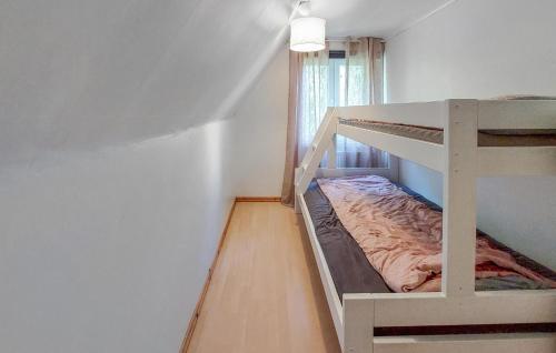 Ένα ή περισσότερα κρεβάτια σε δωμάτιο στο Nice Home In Vislanda With Wifi