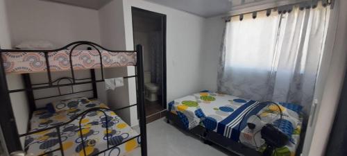 a bedroom with two bunk beds and a window at J79 Apartamentos - Cerca al Parque Deportivo -Pista BMX- Pista Patinaje Velocidad - Coliseo Mayor - Complejo Acuático - Estadio Alterno in Ibagué