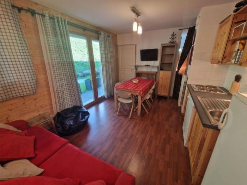 un salon avec un canapé rouge et une table dans l'établissement Appartement 3 pièces pour 6 pers, proche télécabine et commerces à Modane - FR-1-265-228, à Valfréjus