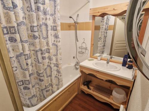 une salle de bain avec un lavabo et un rideau de douche dans l'établissement Appartement 3 pièces pour 6 pers, proche télécabine et commerces à Modane - FR-1-265-228, à Valfréjus