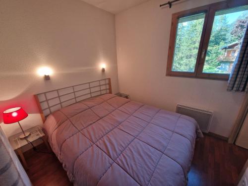 une chambre avec un grand lit et une fenêtre dans l'établissement Appartement 3 pièces pour 6 pers, proche télécabine et commerces à Modane - FR-1-265-228, à Valfréjus