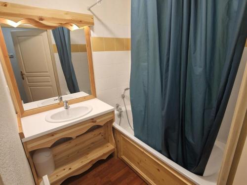 une salle de bain avec un lavabo et un rideau de douche dans l'établissement Appart 2 pièces, 4 pers, proche télécabine et commerces, balcon au sud, casier à skis - FR-1-265-206, à Valfréjus