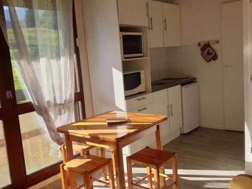 Kuchyňa alebo kuchynka v ubytovaní Charmant Appartement avec Balcon à Villard-de-Lans, Proche Centre et Pistes - FR-1-515-164