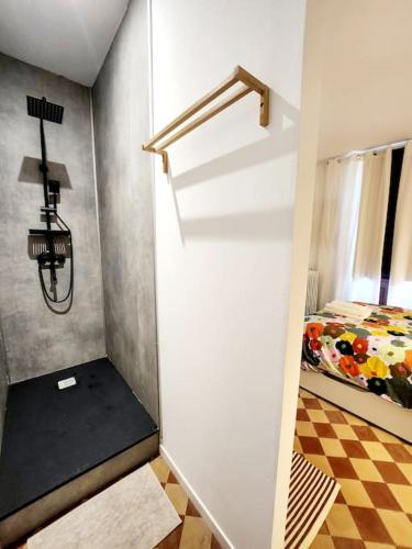 une chambre avec un escalier menant à une chambre dans l'établissement Appartement à 2 pas des thermes, à Royat