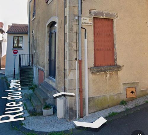 un bâtiment avec une porte rouge et une porte rouge dans l'établissement Appartement à 2 pas des thermes, à Royat