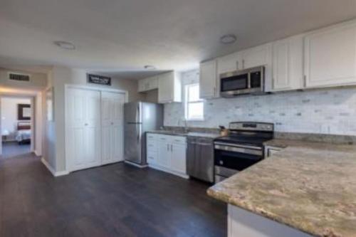 Η κουζίνα ή μικρή κουζίνα στο Lakefront Home w Lake Views, Pond Access